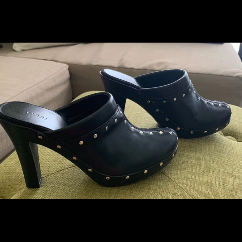 Black boots/clogs
